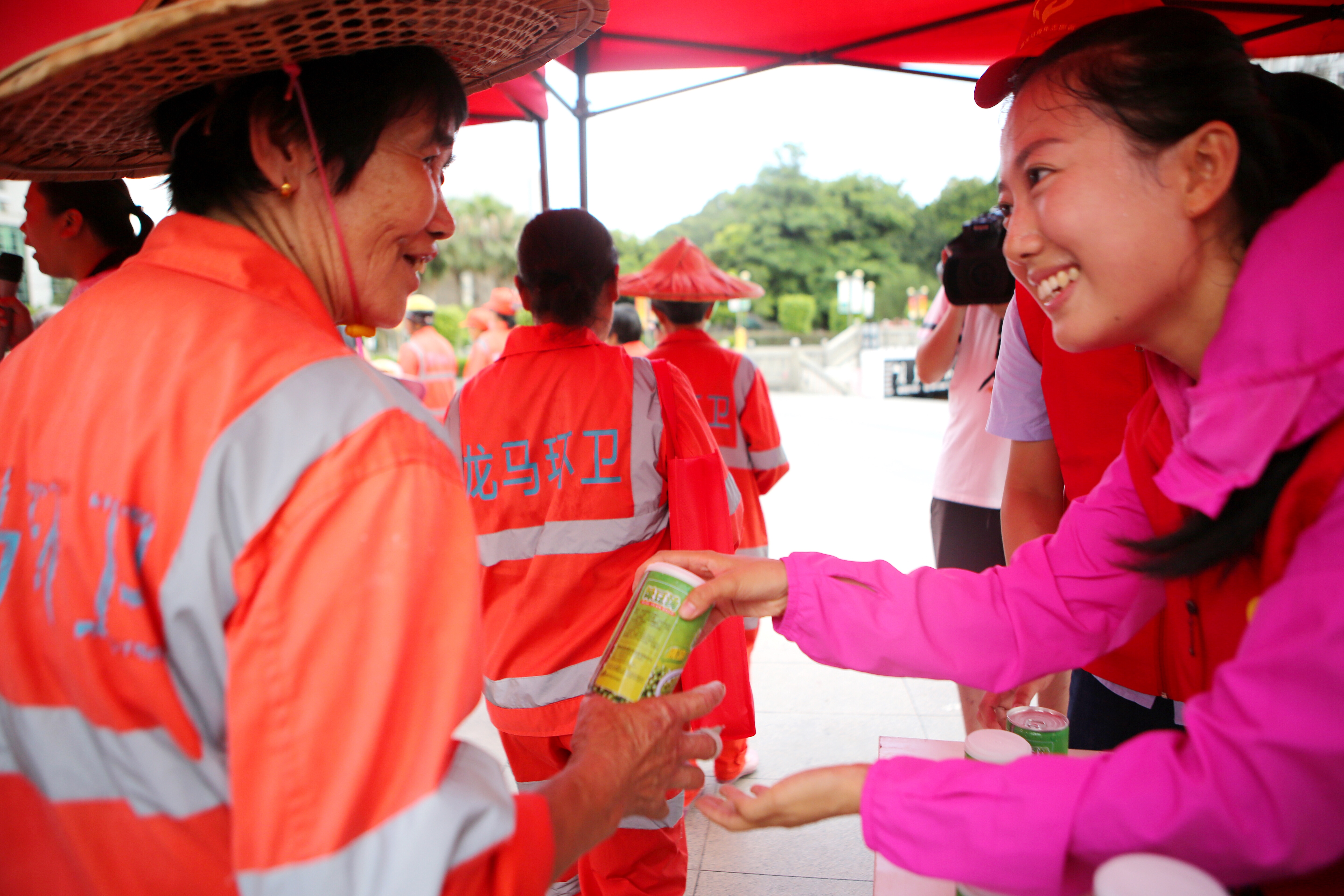 人生就是博青年志愿者为环卫工人送清